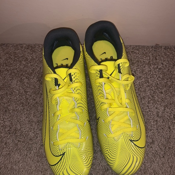 Nike Vapor Untouchable Low Football Cleats - Picture 2 of 4